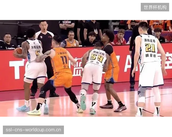 上海队G3利用防守反击彻底击溃广厦,转换进攻效率惊人。 上海队G3利用防守反击彻底击溃广厦,转换进攻效率惊人。